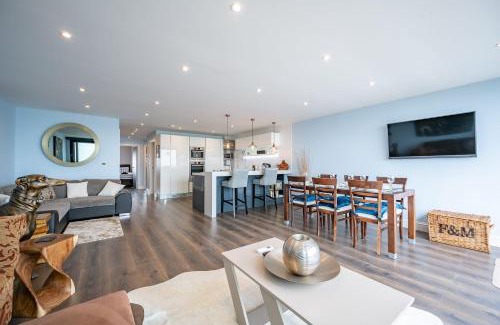 Pevensey Villa | Beach View Breeze Family Holiday Home on the Shore