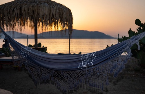 Kanatadika Villa | Beach Villa Next To The Waves!