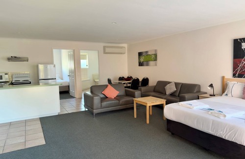Apollo Bay Hotel | Beachcomber Motel And Apartments