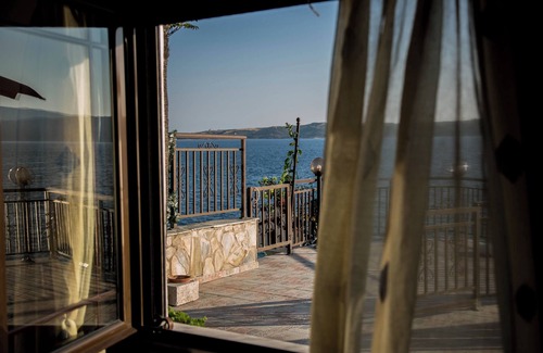 Aristotelis Apartment | Beachfront 2 Bedroom Apartment - Villa Chara