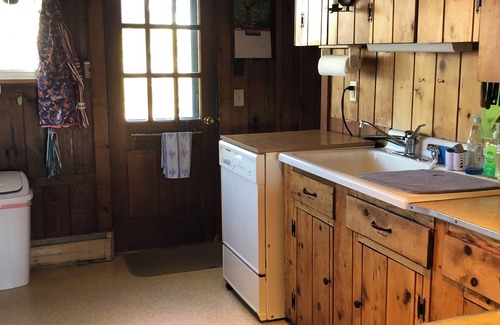 Biddeford Cottage | Beachfront 3-bedroom cottage, Granite Pt, AC, WiFi, Views