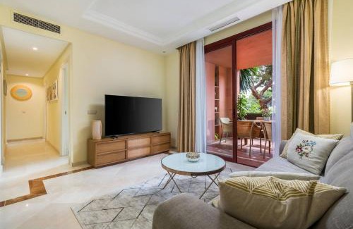 Nikki Beach Apartment | Beachfront, 3pools, King Bed, Free Gymparking