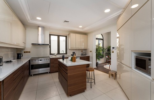 Palm Jumeirah Villa | Beachfront 6BR Villa w/Private Pool at the Palm