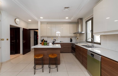 Palm Jumeirah Villa | Beachfront 6BR Villa w/Private Pool at the Palm
