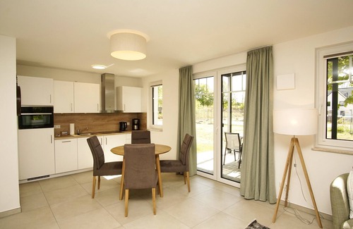 Lobbe Apartment | Beachfront apartment with terrace, use of swimming pool and sauna - Rex Rugia apartment 15-1