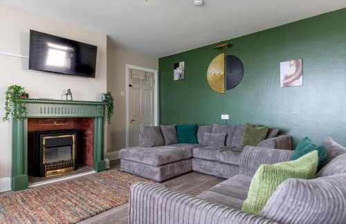 Bridlington Apartment | BEACHFRONT APARTMENT - Ground Floor Apartment with Sea Views, Next to the Beach, Bridlington, North Yorkshire