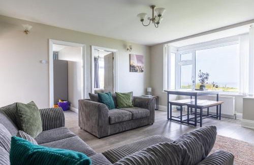 Bridlington Apartment | BEACHFRONT APARTMENT - Ground Floor Apartment with Sea Views, Next to the Beach, Bridlington, North Yorkshire
