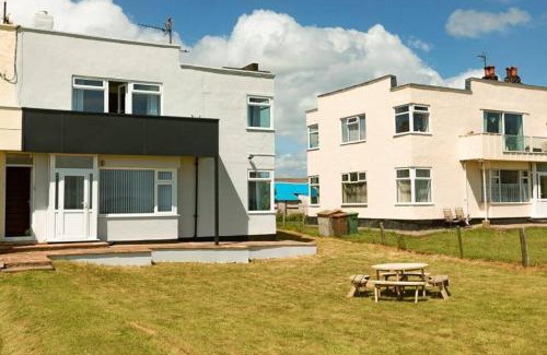 Bridlington Apartment | BEACHFRONT APARTMENT - Ground Floor Apartment with Sea Views, Next to the Beach, Bridlington, North Yorkshire