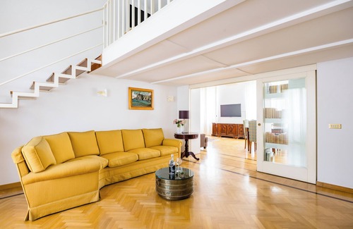 Chiaia Apartment | [Beachfront Apartment] Prestigious 200 square meters