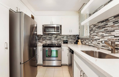 Wilshire Montana Apartment | Beachfront Bliss: Spacious 2BR Apt Santa Monica