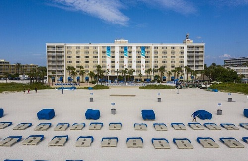 St. Pete Beach Resort | Beachfront Bliss: 1 BR Deluxe, Sleeps 6, 2 BA, Balcony, Wet Bar!