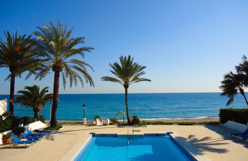 Golden Mile Villa | BEACHFRONT , Central, quiet, parking, pool