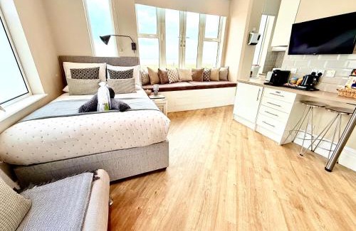 Littlestone-on-Sea Apartment | Beachfront Compact Coastal Crib, DIRECT Sea Views & Air Conditioning