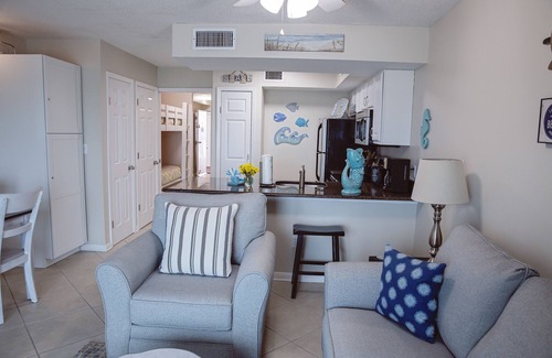 Gulf Shores Condo | Beachfront Condo - Hot Tub/Pool, Cov’d Res'd Parking