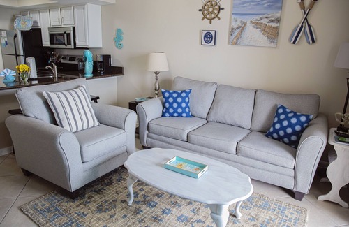 Gulf Shores Condo | Beachfront Condo - Hot Tub/Pool, Cov’d Res'd Parking