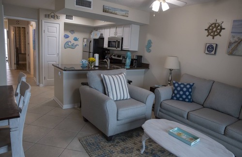 Gulf Shores Condo | Beachfront Condo - Hot Tub/Pool, Cov’d Res'd Parking