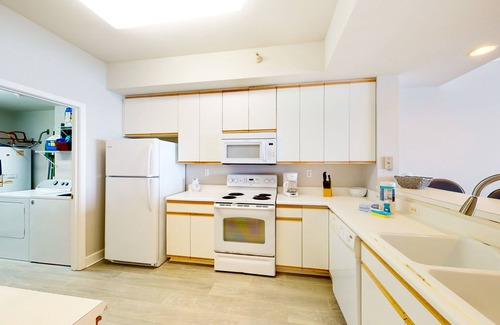 Navarre Beach Condo | Beachfront condo with amazing Gulf view, pool, gym & AC - next to Navarre Pier