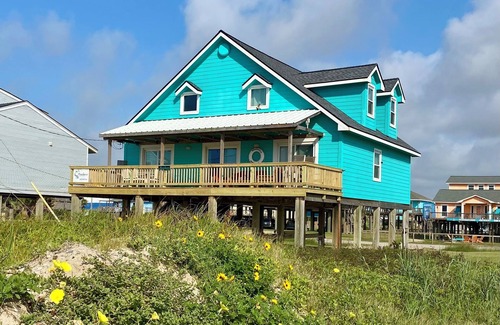 Surfside Beach House | Beachfront fun! - Amazing location with beach views, mid week discounts !