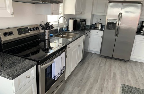 Willoughby Spit Condo | Beachfront Getaway, Mermaid Suite, 🐶 💙