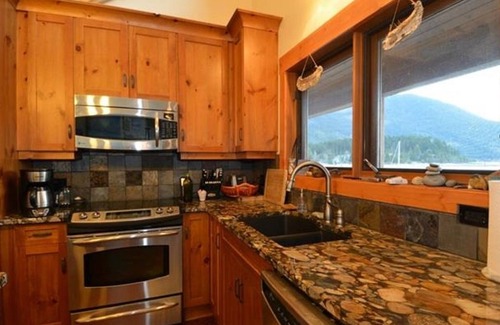 Proctor House | Beachfront Kootenay Lake British Columbia