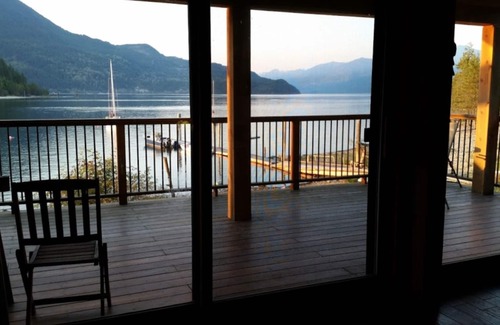 Proctor House | Beachfront Kootenay Lake British Columbia