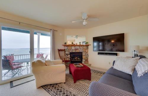 Onekama Apartment | Beachfront Onekama Vacation Rental with Balcony!