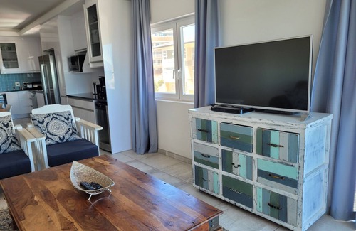 Strand Apartment | Beachfront property with swimming pool