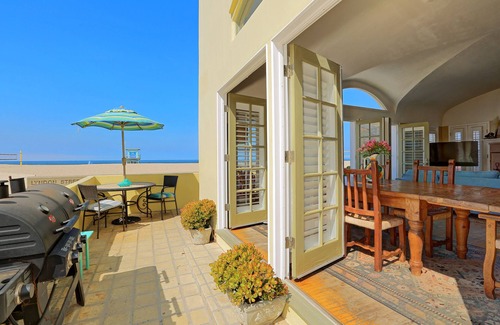 Hermosa Beach House | Beachfront, Roof Deck, Well-Stocked w/Views & Nearby Food, Drinks & Cafes!