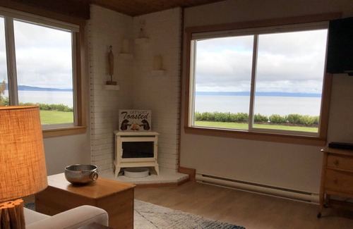 Regional District of Nanaimo Apartment | Beachfront Seasuite Near Qualicum Boasts Stunning View