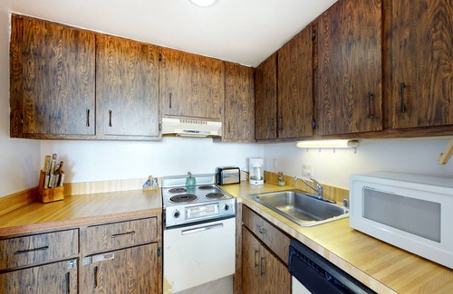 North Ocean City Apartment | Beachfront studio with small balcony, AC, pools, gym, game room & sauna