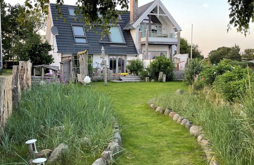 Fehmarnsund Apartment | BEACHHOUSE-FEHMARN I Apartment Westwind I Sea view & directly on the beach I Fireplace