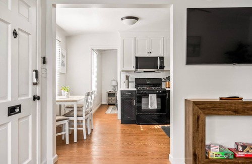 La Jolla House | Beachside 1BR Haven Near Ocean & Outdoor Space