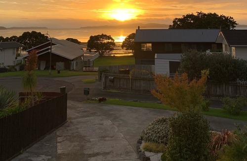 Snells Beach House | Beachside bach with amazing views (pet friendly)