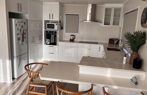 Snells Beach House | Beachside bach with amazing views (pet friendly)