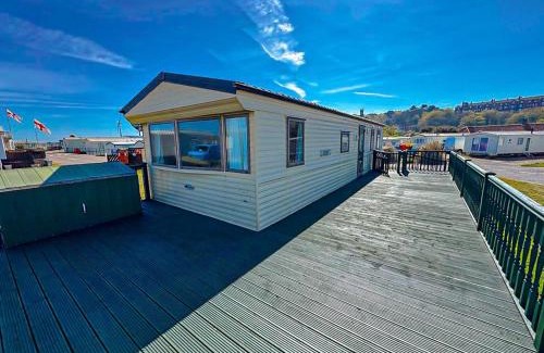 Lowestoft Ski Chalet | Beachside Caravan Retreat In Lowestoft Sleeps 6