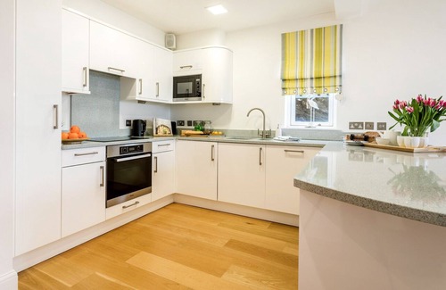 Padstow Apartment | Beachside luxury apartment with sea view balcony and parking