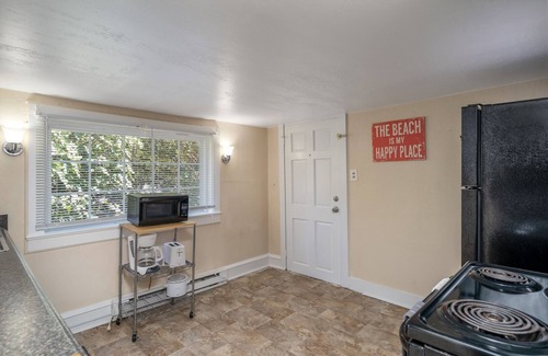 Buckroe Beach House | Beachside Retreat for 4 – Walk to Buckroe Beach!