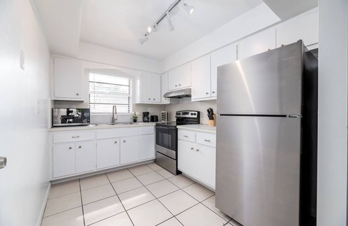 Lauderdale-by-the-Sea Apartment | Beachside Bliss: Luxurious 2 Bed, 2 Bath Apartment - Your Coastal Sanctuary