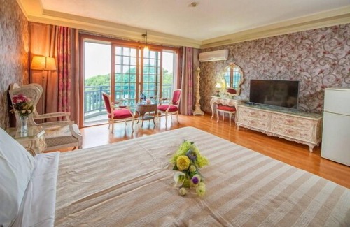 Seogwipo City House | Beachside Whitehouse