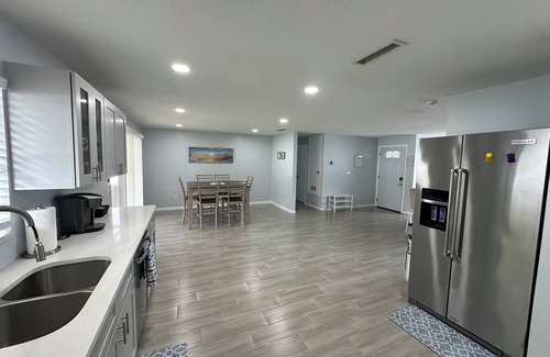 Cocoa House | Beachy Cocoa Home Near Cruise Port W/Hot Tub