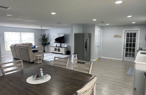 Cocoa House | Beachy Cocoa Home Near Cruise Port W/Hot Tub