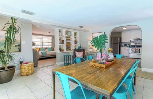 Sarasota House | Beachy Cottage close to Siesta | 3 Bed | Huge Pool