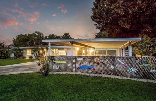 Sarasota House | Beachy Cottage close to Siesta | 3 Bed | Huge Pool