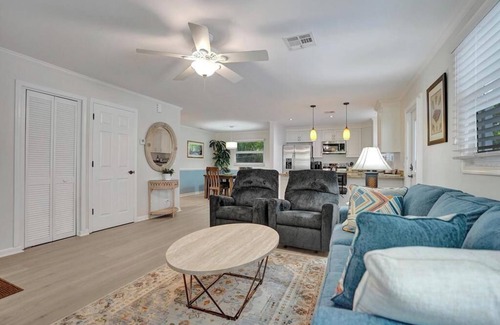 Highland Park Delray House | Beachy Cottage - Newly Updated - Pool!