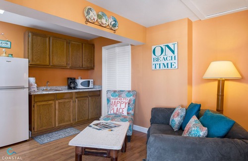 Isle of Palms Condo | Beachy Isle of Palms Studio Condo only 1 Block From BEACH. King Bed!