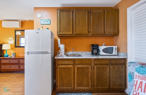 Isle of Palms Condo | Beachy Isle of Palms Studio Condo only 1 Block From BEACH. King Bed!