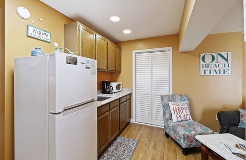 Isle of Palms Condo | Beachy Isle of Palms Studio Condo only 1 Block From BEACH. King Bed!