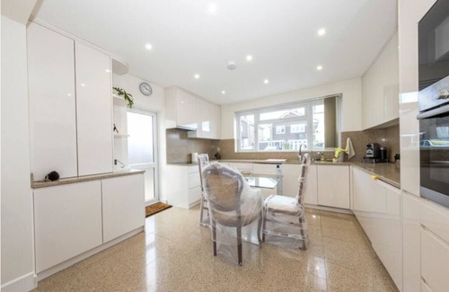 Luton House | Beaconsfield House in Quiet and a very Pleasant Area, near Luton Airport