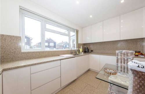 Luton House | Beaconsfield House in Quiet and a very Pleasant Area, near Luton Airport