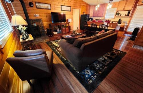 Sugarloaf House | Bear Escapes II Affordable Luxury Cabin